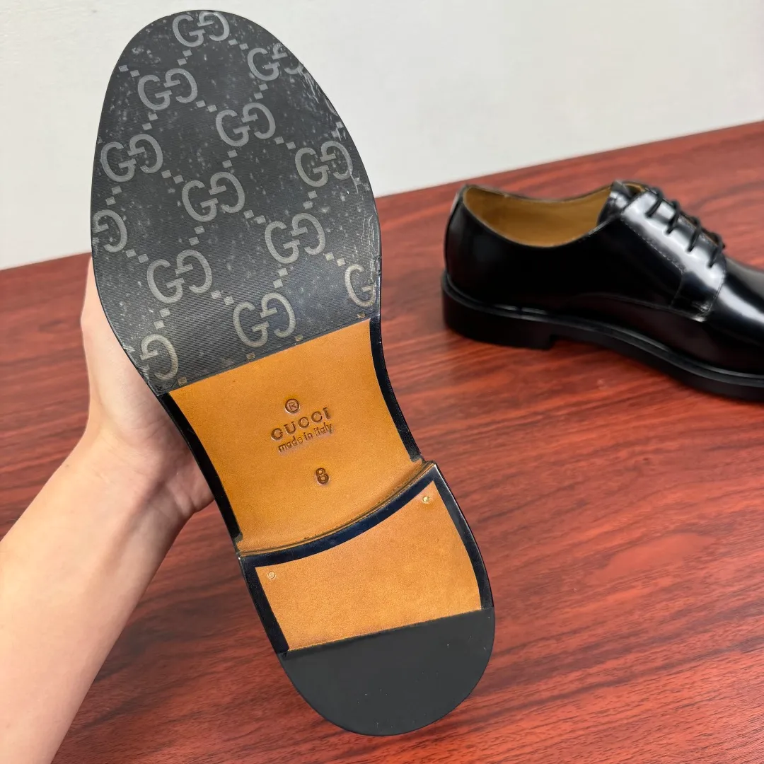 Batch 980 Gucci/Gucci new autumn men's lace-up derby shoes! Crafted from smooth, glossy cow leather, these lace-up shoes have an elegant and sophisticated silhouette that reflects the brand's classic elegance. European style last type Precisely cut upper from a whole piece of leather High-quality leather material with full texture Excellent gloss Excellent toughness, classic red and green webbing decoration Layered splicing design style, loose sneakers Native dyed calfskin lining Uniform and fine perforations, soft and comfortable Thickened leather outsole, composite rubber sole at the heel, excellent foot comfort, wear-resistant and non-slip, the first choice for light luxury, versatile for the foot, comes with a full set of packaging! Size: 39-40-41-42-43-44 leather shoe size (38.45.46 can be customized) Item number: 812142 Open edge beads